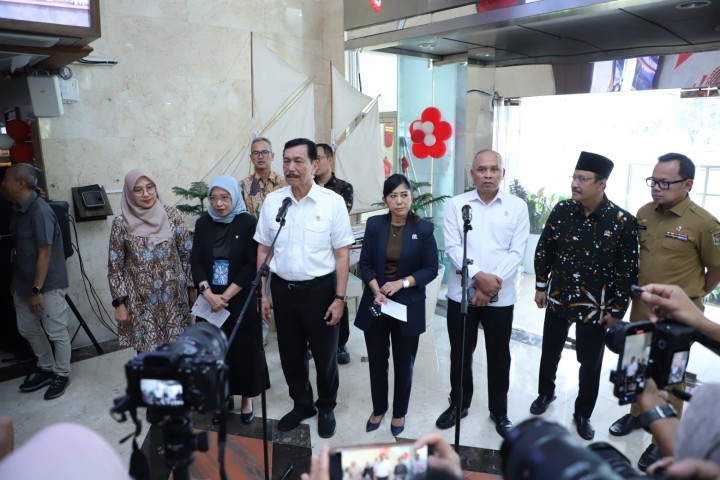 Penyaluran Bansos Akan Dibuat Digital, Luhut: Presiden Prabowo Turun Langsung Memantau. (Dok. kemenpanrb)