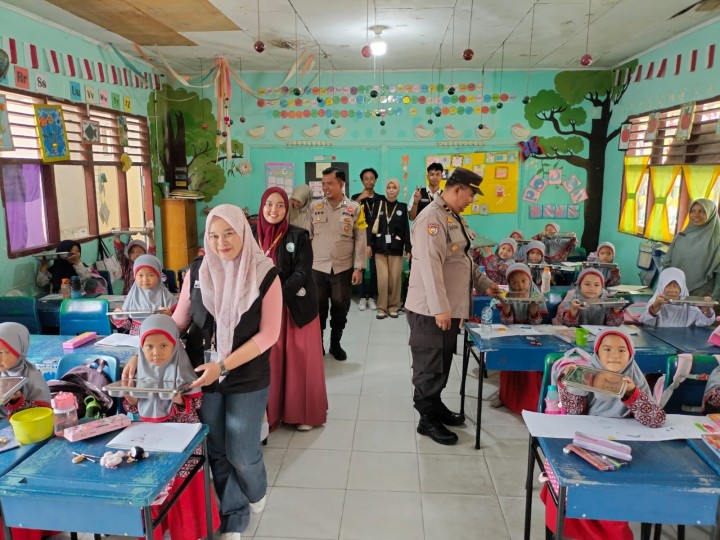 Polsek Tualang Salurkan Makan Bergizi Gratis untuk 507 Siswa SD Islam Nurul Haq