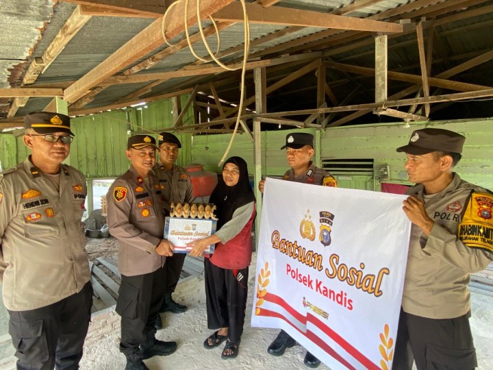 Polsek Kandis Salurkan Bantuan Sosial untuk Warga Penerima Program Bedah Rumah