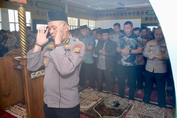 Polda Riau Gelar Sholat Gaib untuk Driver Ojol yang Meninggal