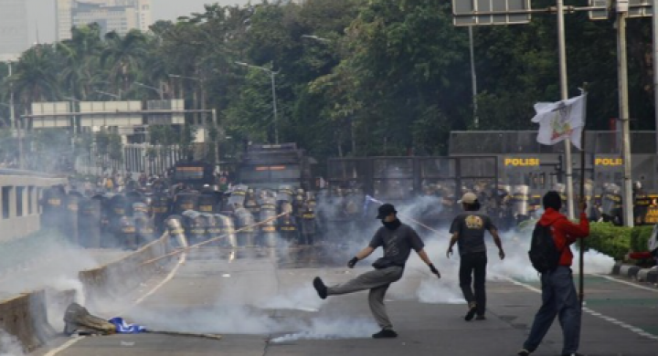 Inilah Pertolongan Pertama yang Bisa Dilakukan saat Terkena Gas Air Mata