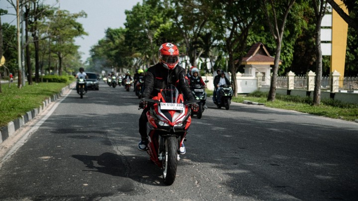 Merdeka itu Berkendara dengan #Cari_Aman, Pakai Helm dan Jaket