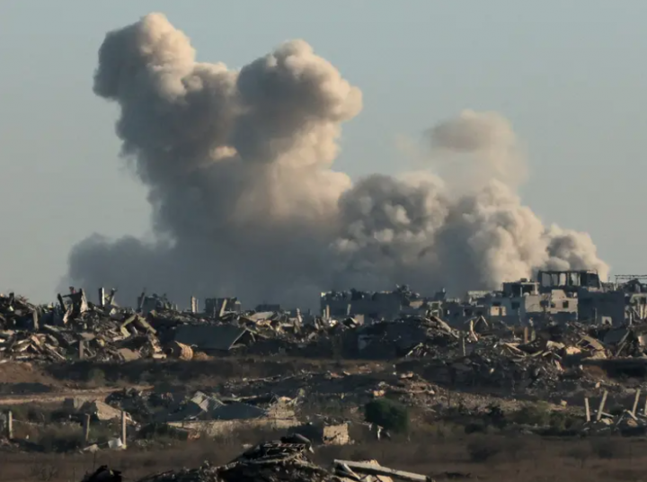 Foto yang diambil dari posisi dekat perbatasan Israel dengan Jalur Gaza ini menunjukkan asap mengepul selama serangan Israel di wilayah tersebut, pada 29 Agustus 2025, di tengah perang yang sedang berlangsung antara Israel dan kelompok militan Palestina, Hamas /AFP