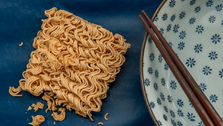 5 Bahaya Makan Mi Instan Mentah, Risiko Radang Usus hingga Masalah Jantung