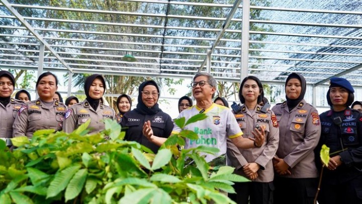 Polwan Polda Riau Kawal Aksi Dibarisan Depan, Rocky Gerung Puji Aksi Damai Mahasiswa Riau