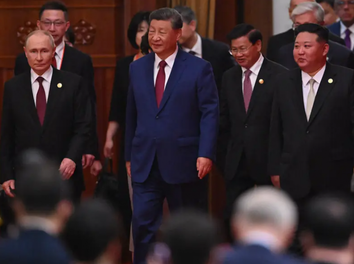 Presiden Tiongkok Xi Jinping (tengah), pemimpin Korea Utara Kim Jong Un (kanan), dan Presiden Rusia Vladimir Putin (kiri) tiba untuk resepsi di Balai Agung Rakyat, setelah parade militer yang menandai peringatan 80 tahun kemenangan atas Jepang dan berakhirnya Perang Dunia II, di Beijing pada 3 Septe