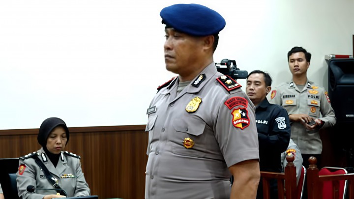 Kompol Cosmas Menangis Dipecat Tidak Hormat Gegara Kasus Pelindasan Ojol Affan Kurniawan. (Tangkapan Layar)