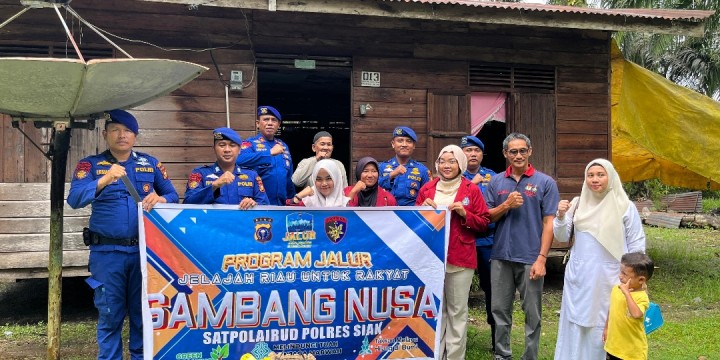 Satpolairud Polres Siak Laksanakan Program JALUR, Bagikan Sembako untuk Warga Pesisir Suak Merambai