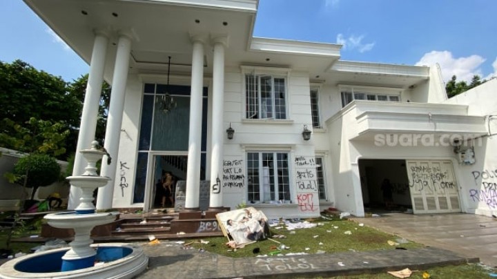 Polisi Tetapkan 12 Tersangka Penjarahan Rumah Uya Kuya. (X/Foto)