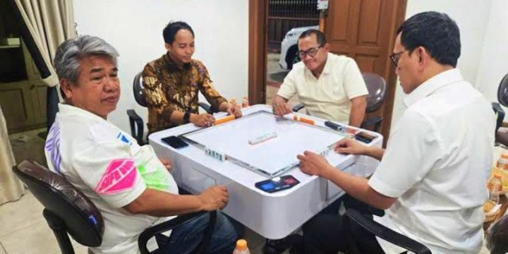 Penampakan Tersangka Pembalakan Liar Main Domino Bersama Bawahan Prabowo