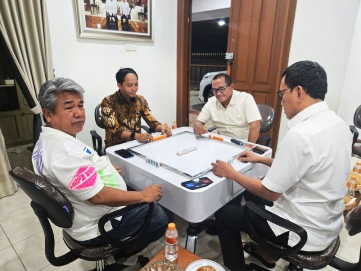 Raja Juli Kedapatan Main Domino dengan Tersangka Pembalakan Liar Azis Wellang, Berikut Klarifikasi