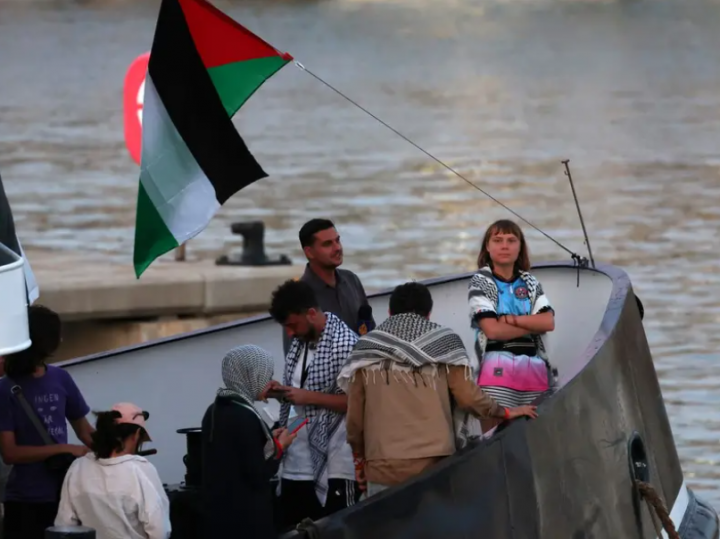 Aktivis iklim Swedia Greta Thunberg (kanan) terlihat di atas kapal armada sipil, yang membawa aktivis pro-Palestina dan bantuan kemanusiaan, serta berupaya menembus blokade Israel di Jalur Gaza /AFP