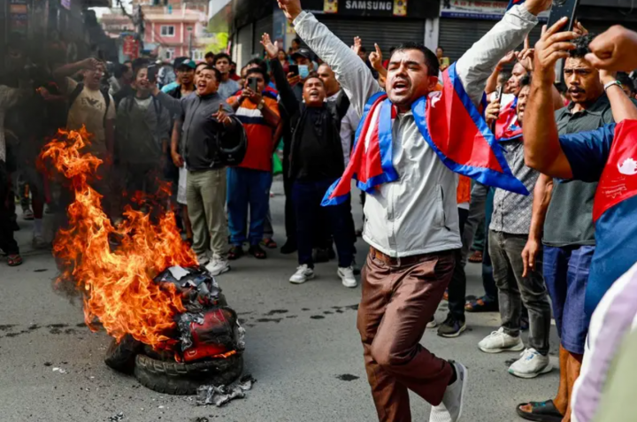 Protes Nepal: Demonstran Membakar Kediaman PM Oli di Balkot