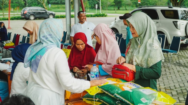Perluas Distribusi, PTPN IV PalmCo Salurkan 195 Ton Beras SPHP di Tujuh Provinsi
