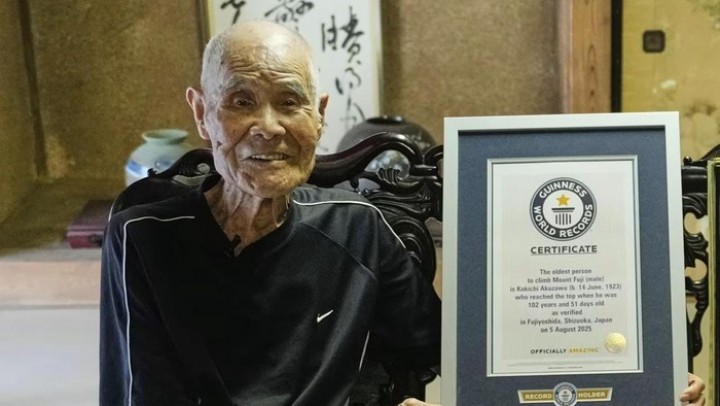 Keren! Kakek di Jepang Catat Rekor Taklukkan Gunung Fuji di Usia 102 Tahun