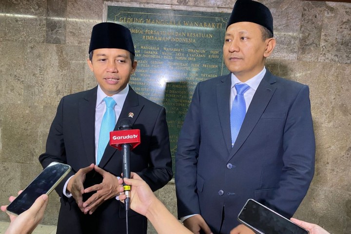 Raja Juli Ikut Candaan Ijazah Usai Pidato Sertijab Wamenhut: Kalau Enggak Salah Ada Presiden Alumni UGM juga ya, Mantan Dekan Ketawa