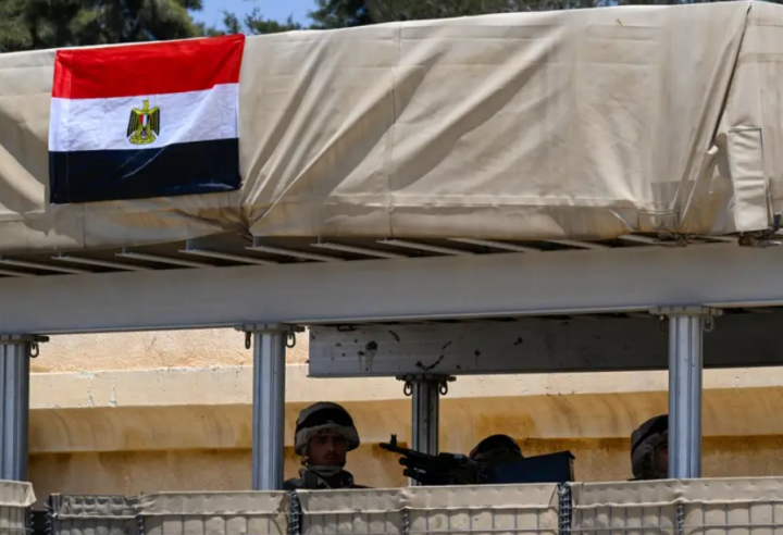 Tentara berjaga di pos di sisi Mesir di perbatasan Rafah dengan Gaza di Rafah pada 18 Agustus 2025. Negosiator Hamas di Kairo telah menerima proposal baru untuk gencatan senjata di Gaza yang menyerukan gencatan senjata awal selama 60 hari dan pembebasan sandera dalam dua tahap /AFP