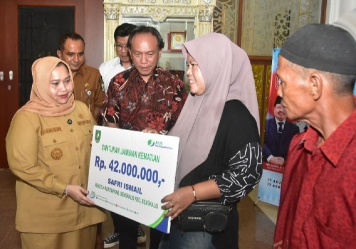 Bupati Kasmarni Salurkan Santunan Kematian kepada Ahli Waris Pekerja Rentan