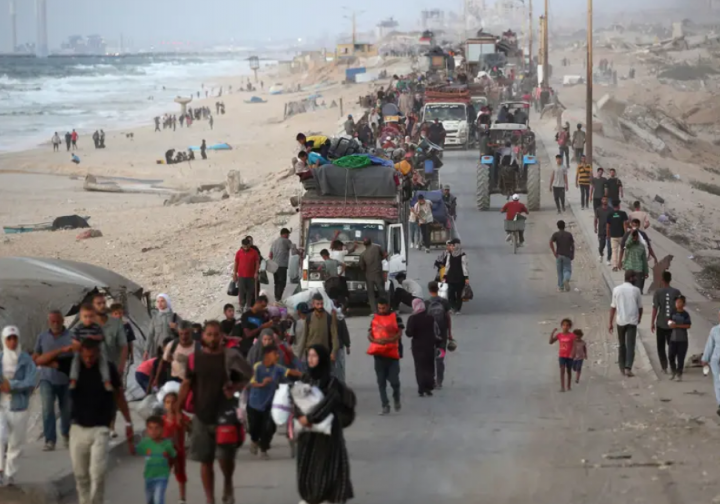 Warga Palestina yang terlantar bergerak membawa barang-barang mereka ke arah selatan di sebuah jalan di area kamp pengungsi Nuseirat di Jalur Gaza tengah pada 20 September 2025, sementara Israel melancarkan serangan darat untuk merebut Kota Gaza /AFP