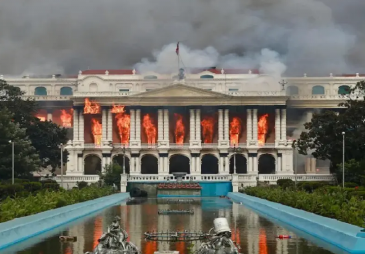 parlemen Nepal dibakar selama protes /AFP