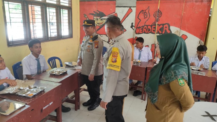 Polsek Tualang Kawal Distribusi Perdana Program Makanan Bergizi Gratis di SMKN 1 Tualang