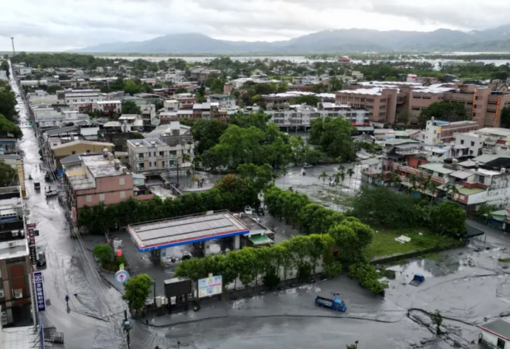 Pemandangan udara menunjukkan lumpur yang tertinggal di jalanan saat banjir surut di Hualien pada 24 September 2025, menyusul jebolnya danau penghalang /AFP