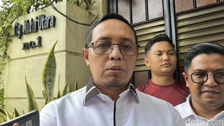 Mantan PCO Hasan Nasbi Temui Jokowi di Solo, Bahas PSI hingga Soal Pertamina 
