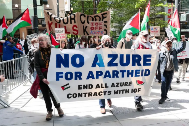 Demonstran pro-Palestina memegang spanduk dan plakat saat mereka berunjuk rasa di luar konferensi Microsoft Build di Seattle Convention Center di Seattle, Washington pada 19 Mei 2025 /AFP