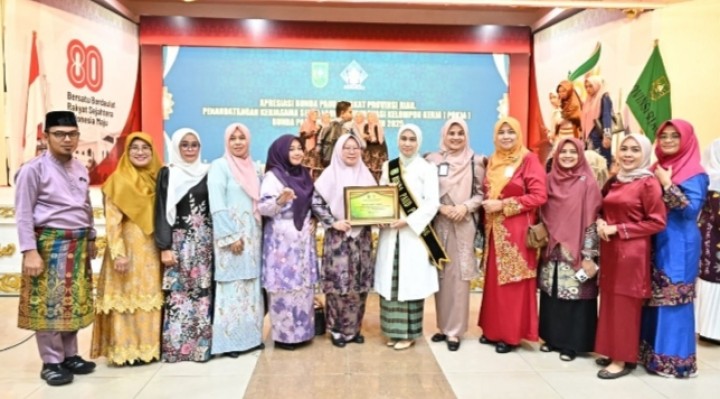 Penghargaan Inspirator Parenting Positif dari Bunda PAUD Prov Riau Diterima Bupati Bengkalis