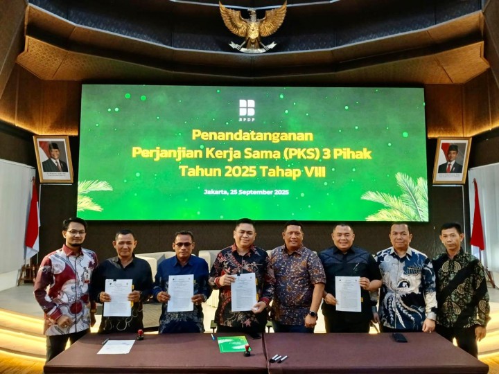  BRK Syariah menandatangani PKS tiga pihak bersama Koperasi Produsen Unit Desa Sejahtera dan Koperasi Produsen Sawit Harapan Rakyat