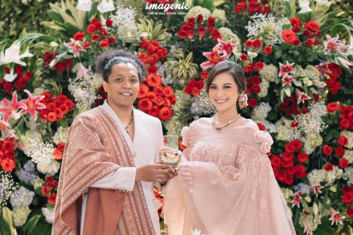 Respons Indah Permatasari usai Sang Ibu Sindir Arie Kriting. 