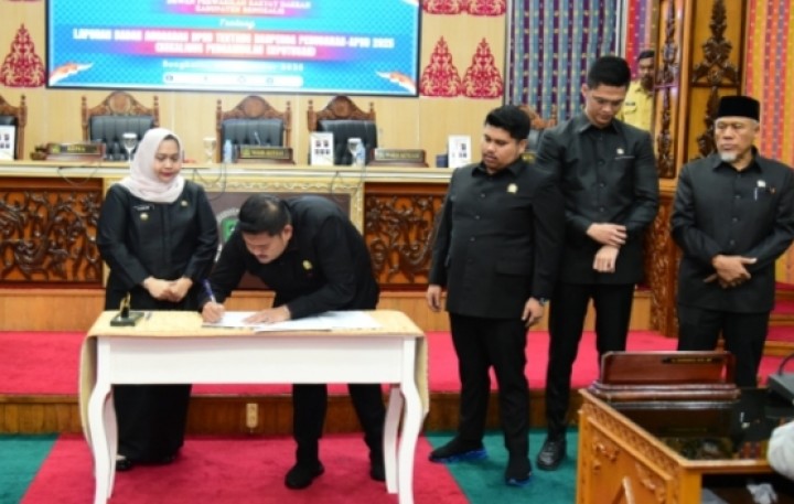 Ketua DPRD Bengkalis Pimpin Rapat Paripurna Terkait APBD 2025