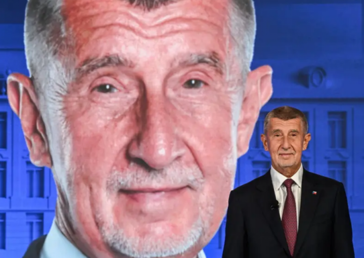 Pemimpin Partai ANO Republik Ceko, Andrej Babis, terlihat di studio TV CNN Prima TV sebelum debat pemilihannya dengan Perdana Menteri Ceko dan Pemimpin Partai Sipil Republik Ceko (ODS) dan koalisi Bersama (SPOLU), pada 1 Oktober 2025, di Praha, Republik Ceko/ AFP