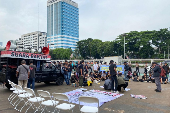 Mahasiswa UI Demo Depan DPR Tuntut Mahasiswa yang Ditahan Dibebaskan 
