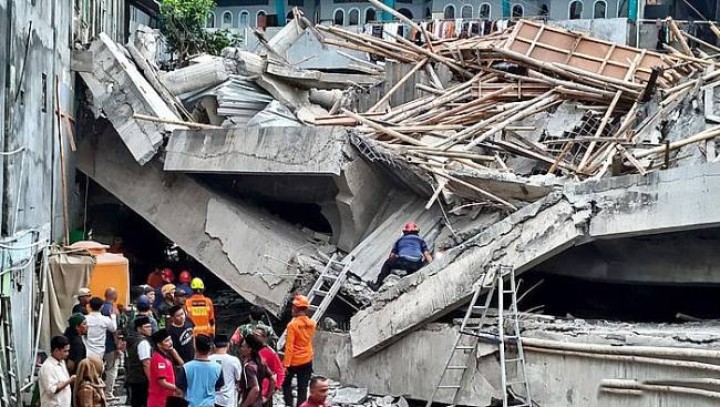 Ponpes Al Khozony ambruk. Sumber: kompas.com