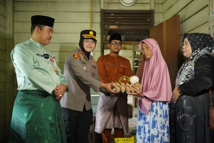 Polres Siak Gelar Jumat Berkah di Banjar Seminai, Wujud Kepedulian dan Sinergi di Hari Jadi Kabupaten Siak ke-26