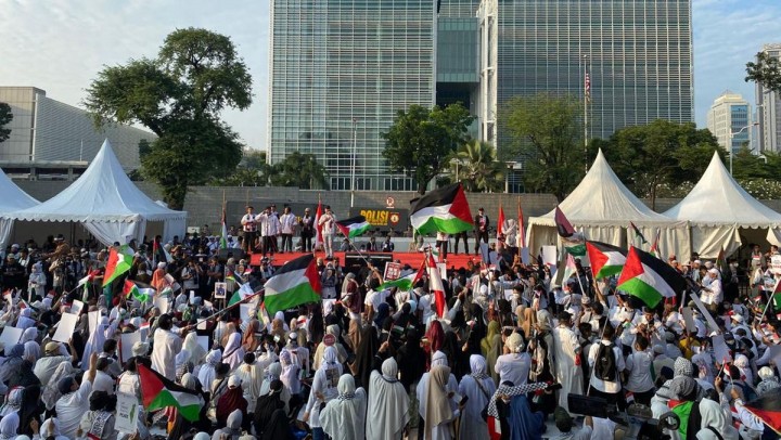 Massa Teriakkan Takbir hingga Bawa Bendera Palestina saat Demo Kedubes AS 