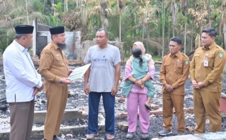 Pemkab Bengkalis Salurkan Bantuan Kepada Korban Rumah Terbakar