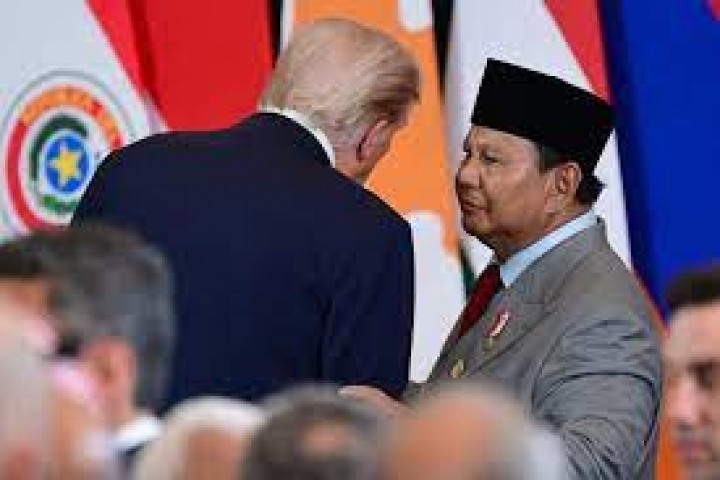 Trump 'Sengaja' Bocorkan Mic saat Dihampiri Prabowo? Jebakan Ala Amerika Sejak Zaman Reagen 