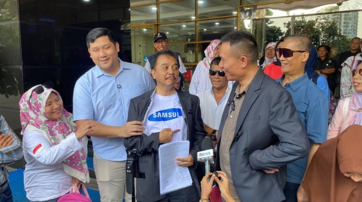 Yel-yel 'Makzulkan Gibran' Dinyanyikan Emak-emak Saat Roy Suryo Cs Dilarang Masuk Kemendikdasmen 