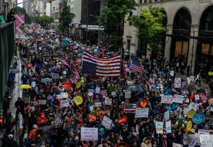 Protes ‘No Kings’ Kembali Digaungkan di Chicago, Apa Itu?