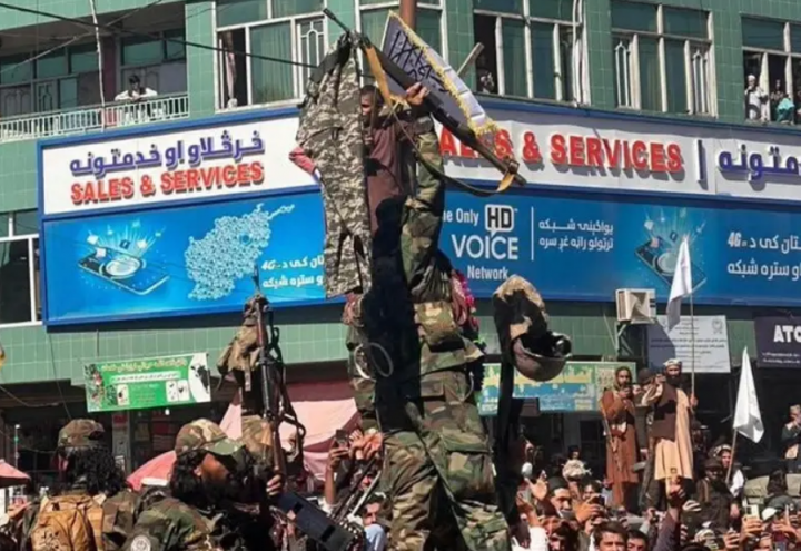 Militan Taliban Memamerkan Celana Tentara Pakistan di Tengah Ketegangan Perbatasan