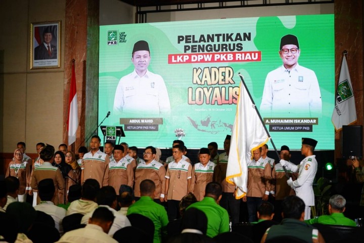 Gubernur Riau Lantik Dani Nursalam sebagai Ketua LKP PKB Riau
