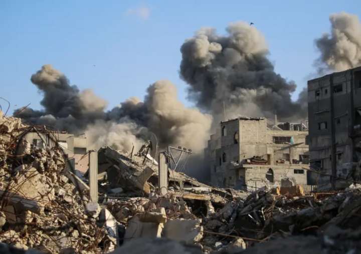 Asap mengepul menyusul serangan Israel di Jalur Gaza tengah pada 19 Oktober 2025/ AFP