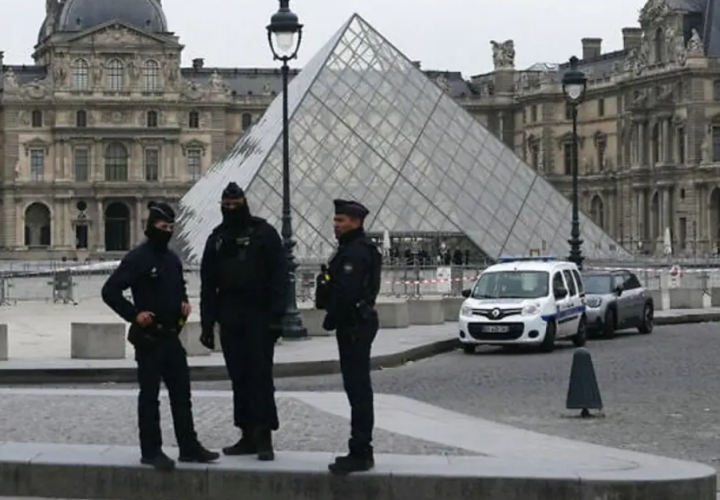 Perampokan Museum Louvre: Pencuri Membobol Kaca Pajangan Objek Wisata Ikonis
