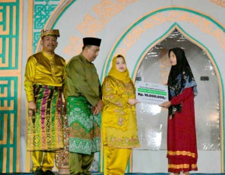 Bupati Kasmarni Salurkan Bantuan Kepada Fatimah Korban Rumah Terbakar