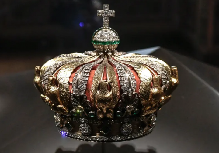 Perampokan Louvre: Bisakah Mahkota Berlian dan Zamrud Pecah yang Dijatuhkan di Luar Museum Paris Dikembalikan?