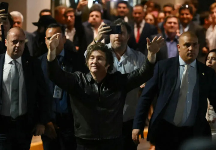 Presiden Argentina Javier Milei (tengah) merayakan kemenangan di hadapan para pendukungnya di luar markas La Libertad Avanza/ AFP