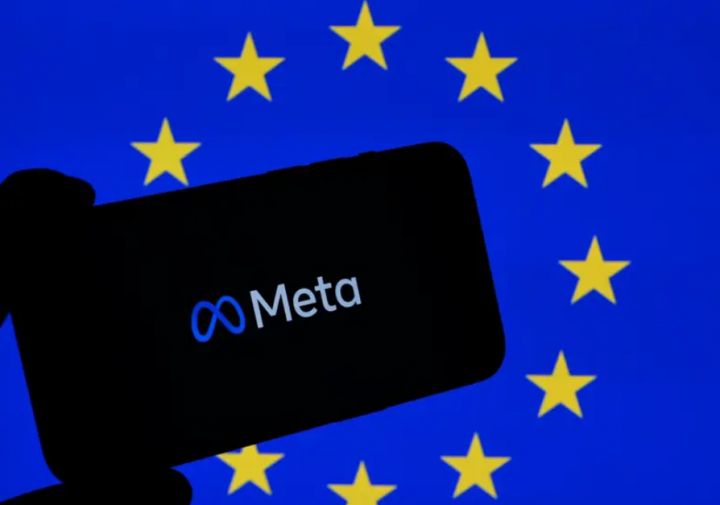 Foto ilustrasi ini menunjukkan logo Meta yang terpampang di ponsel pintar di depan bendera Uni Eropa di Brussel/ AFP