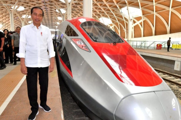 Jokowi Disebut Sengaja Lari dari Kasus Kereta Cepat